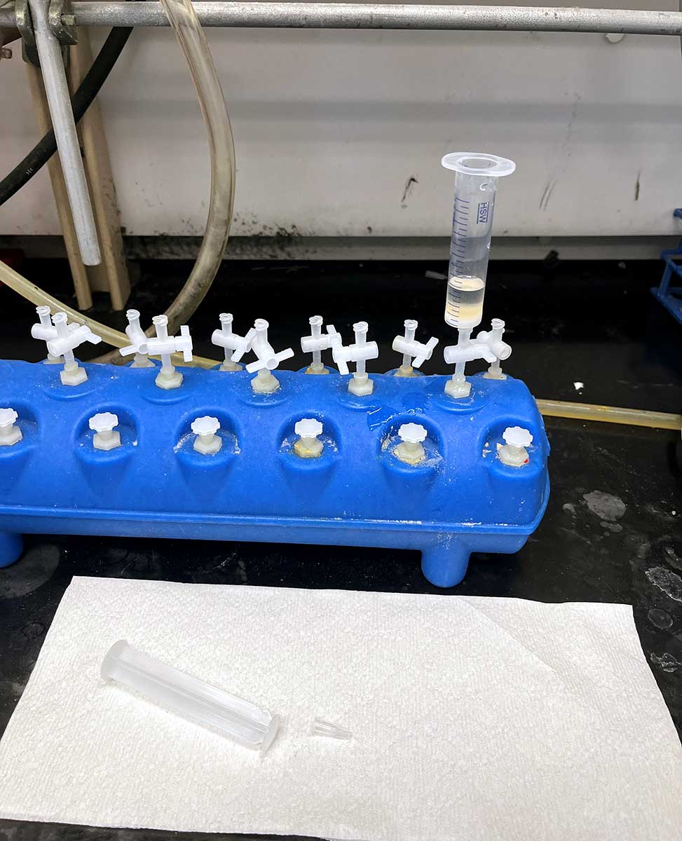 Vacuum manifold component