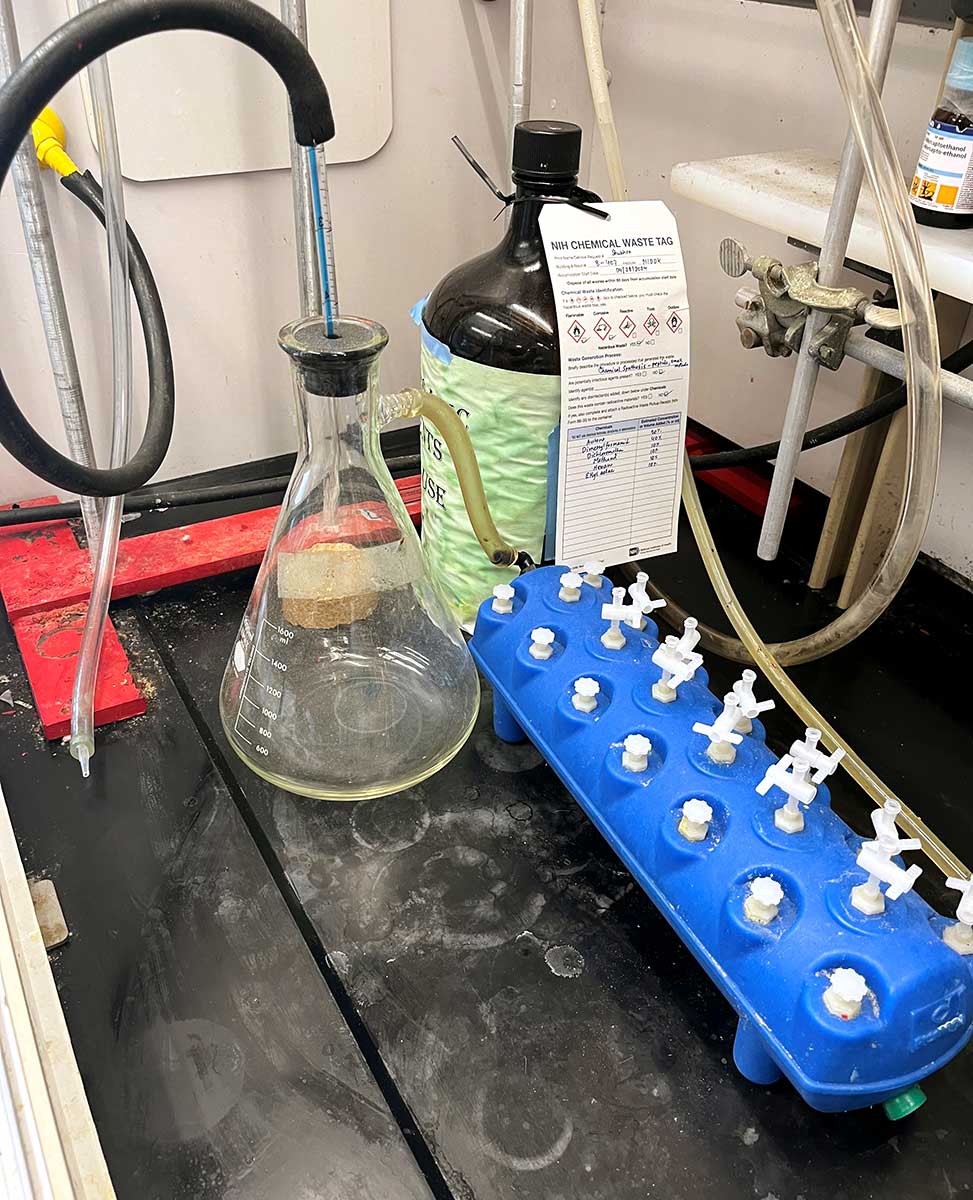 Vacuum manifold component