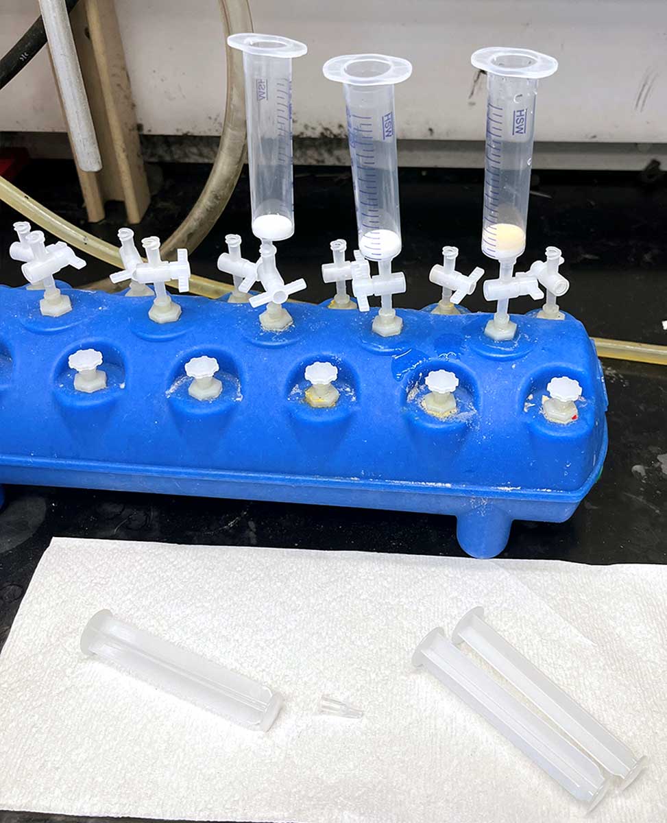 Vacuum manifold component