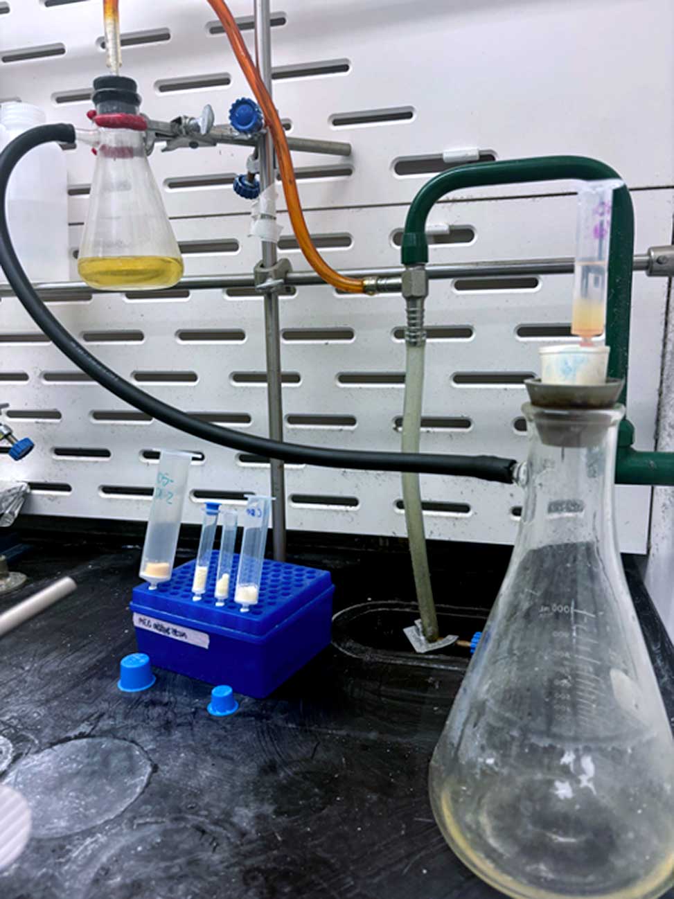 Setup for draining of the reagents and solvent